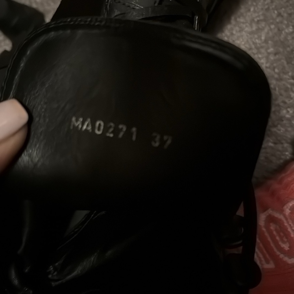 Selling Louis Vuitton boots wore like 5 times .. pretty much new. - Picture 5 of 11
